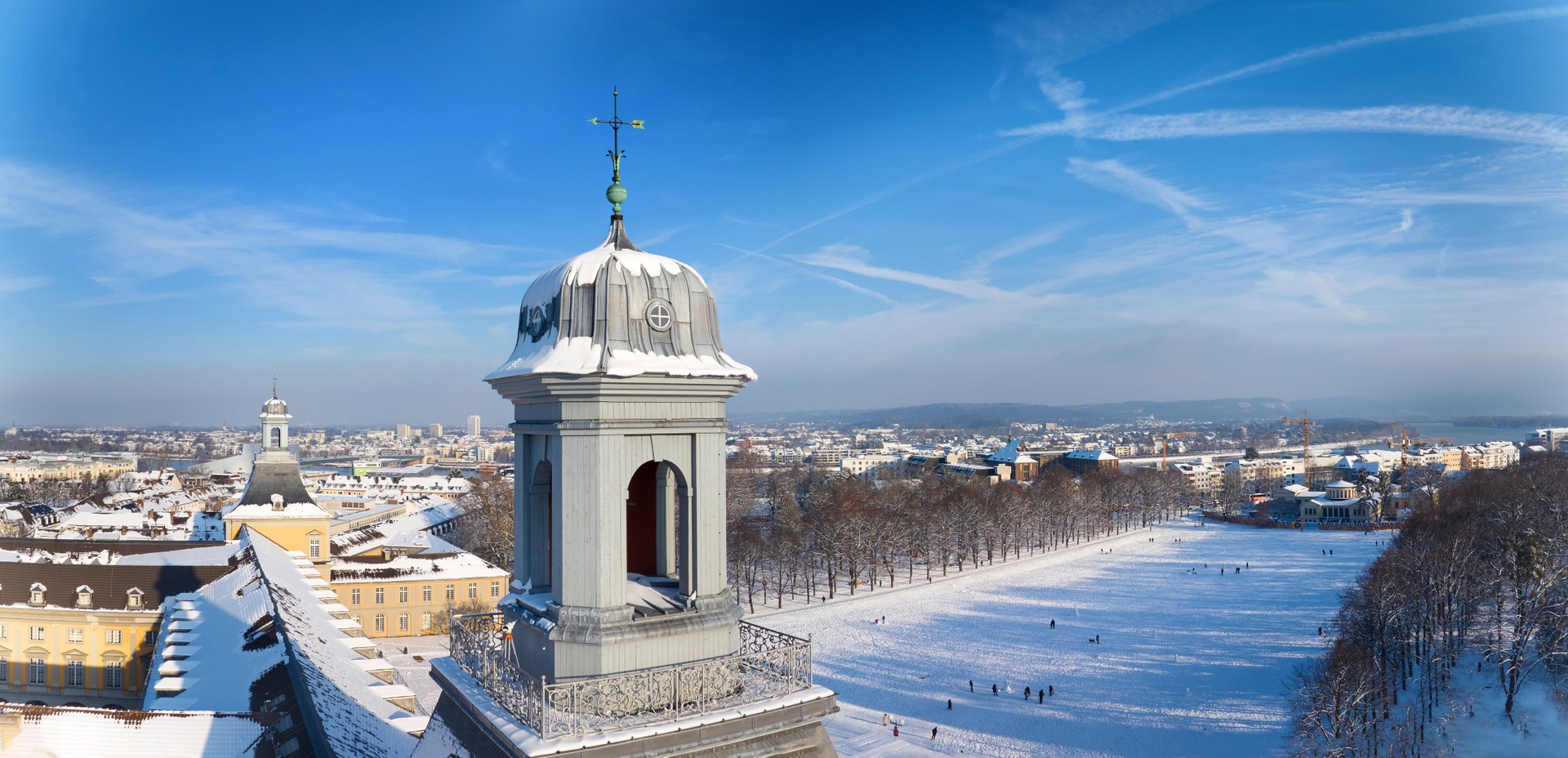 Hauptgebäude im Winter