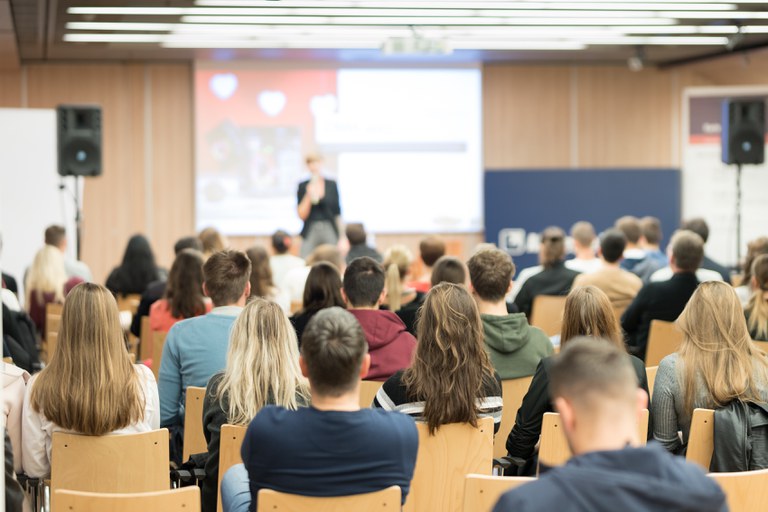 Hörsaal mit Studis von hinten.jpg