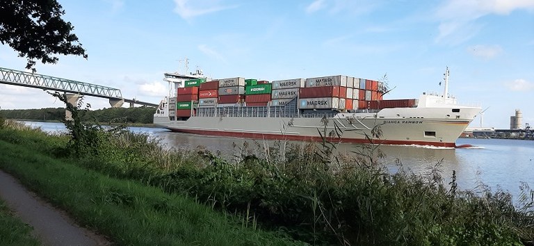 Containerschiff_zugeschnitten.jpg